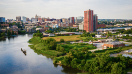 Rivière coulant en milieu urbain
