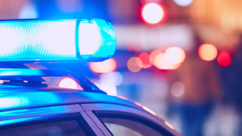 Véhicule d’urgence avec gyrophare allumé, garé en ville