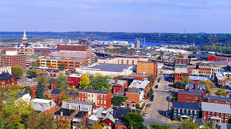 Vue du paysage de Dubuque, en Iowa, avec ses maisons aux couleurs vives, ses arbres verts et ses usines au bord de l’eau