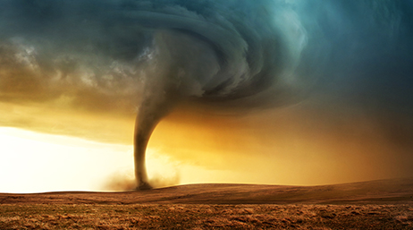 Tornade tournoyant sur une plaine