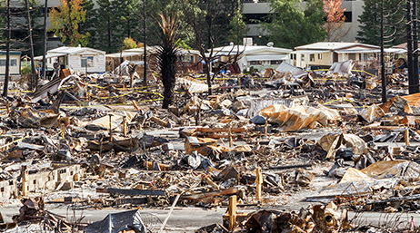 Structure détruite réduite en gravats après un incendie en Californie