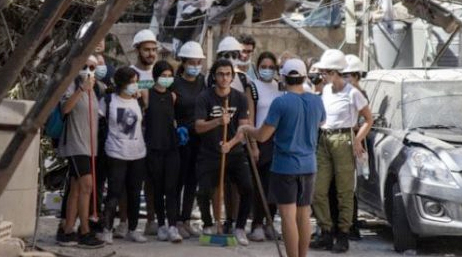 Bénévoles du groupe de recherche et de sauvetage avec casques de chantier