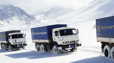 Des camions du Programme alimentaire mondial (PAM) roulent sur des routes de montagne recouvertes de neige