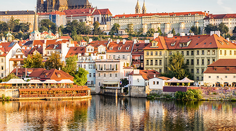 Vue des immeubles de Prague, République tchèque, depuis l’autre côté d’un petit lac, par une belle journée