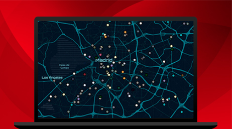 Ordinateur portable affichant une carte avec des points et des lignes bleus représentant des ressources et illustrant ArcGIS for Dashboards