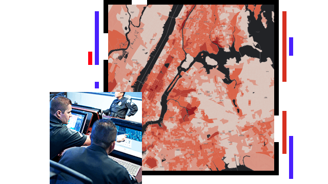 Carte teintée de rouge et d’orange de Manhattan, officiers regardant une carte numérique