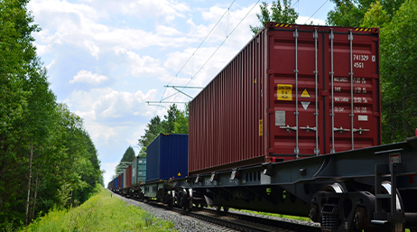 Vue en contre-plongée d’un wagon de marchandises en queue de train