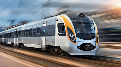 Train de voyageurs à grande vitesse traversant une gare