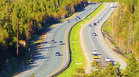 Autoroute à deux voies avec trafic fluide