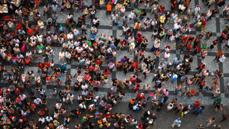 Vue de dessus d’une foule debout dans un centre-ville 