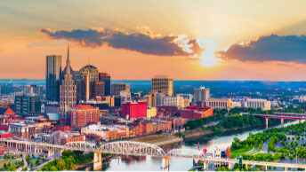 Vue aérienne des grattes-ciel de Nashville dans le soleil couchant
