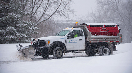 Chasse-neige dégageant une route pendant un épisode de neige 