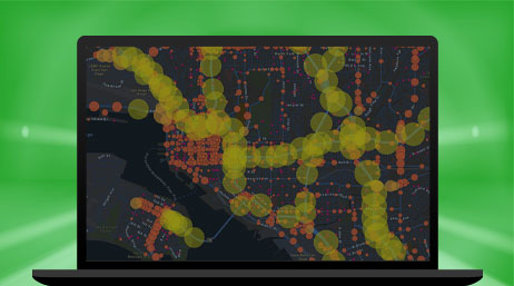 Ordinateur portable affichant une carte d’arrière-plan foncé avec des zones rouges et des cercles jaunes transparents indiquant la gestion en temps réel à ces localisations