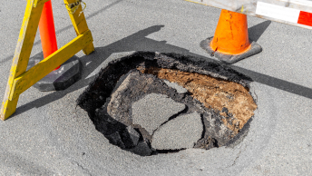 Trou délimité par des cônes de sécurité dans une rue