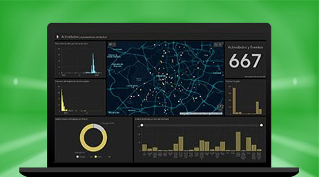 Ordinateur portable affichant ArcGIS Dashboards avec des graphiques, des nombres et une carte