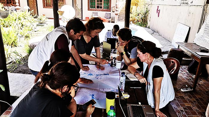 Une équipe SIG avec Médecins Sans Frontières collabore sur une carte