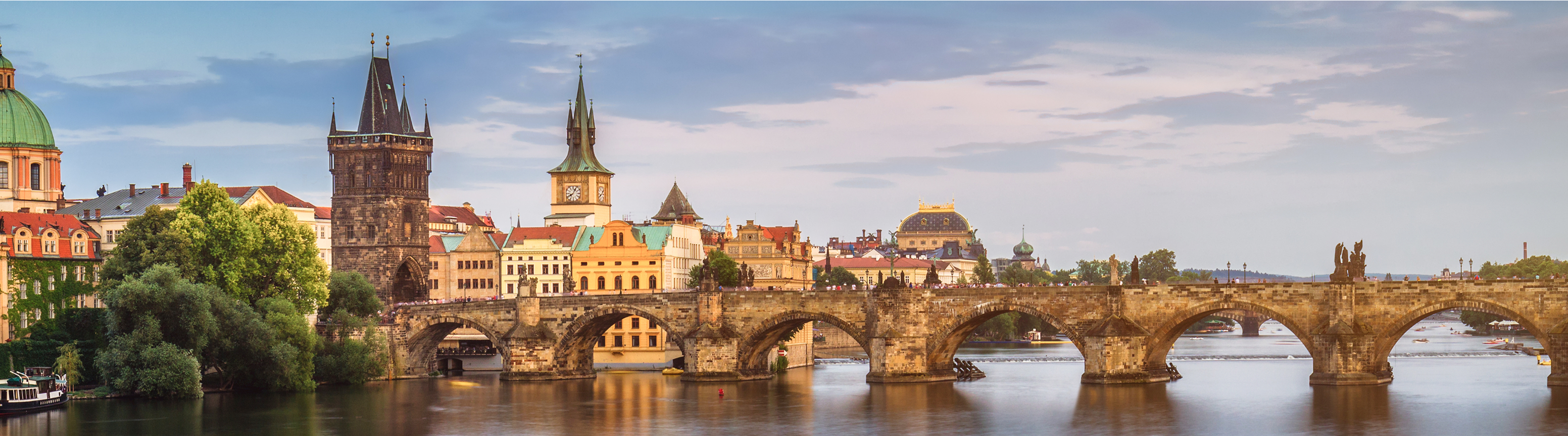 Panoramique de Prague avec un pont au premier plan