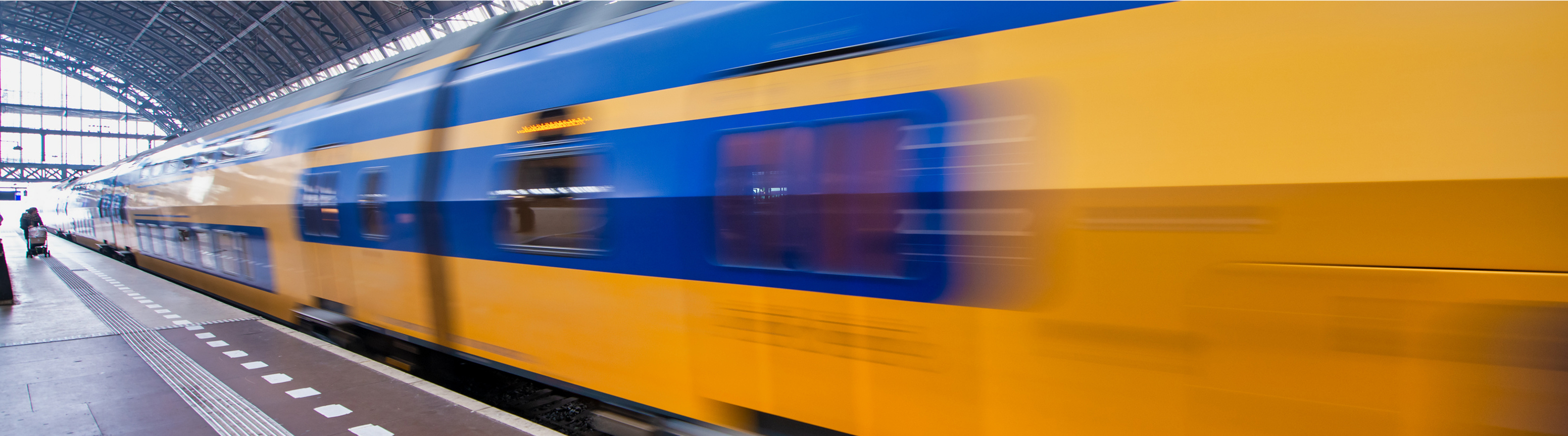Un train de transport public traversant une gare