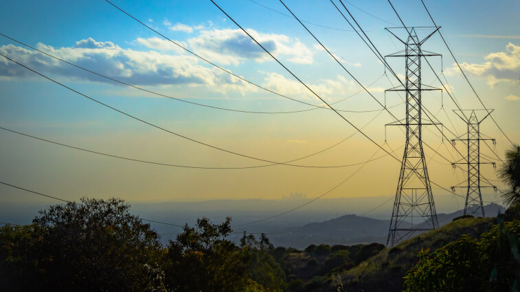 Pylônes électriques dans un paysage verdoyant sous un ciel bleu