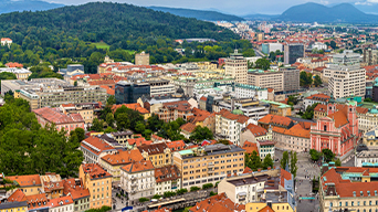 Bâtiments et routes à Ljubljana, Slovénie, sur fond de collines verdoyantes