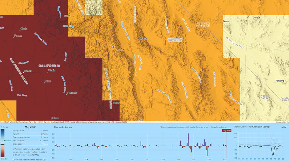 Une carte de la chaîne de montagnes Sierra Nevada en Californie montre l’évolution du stockage de l’eau dans le temps.