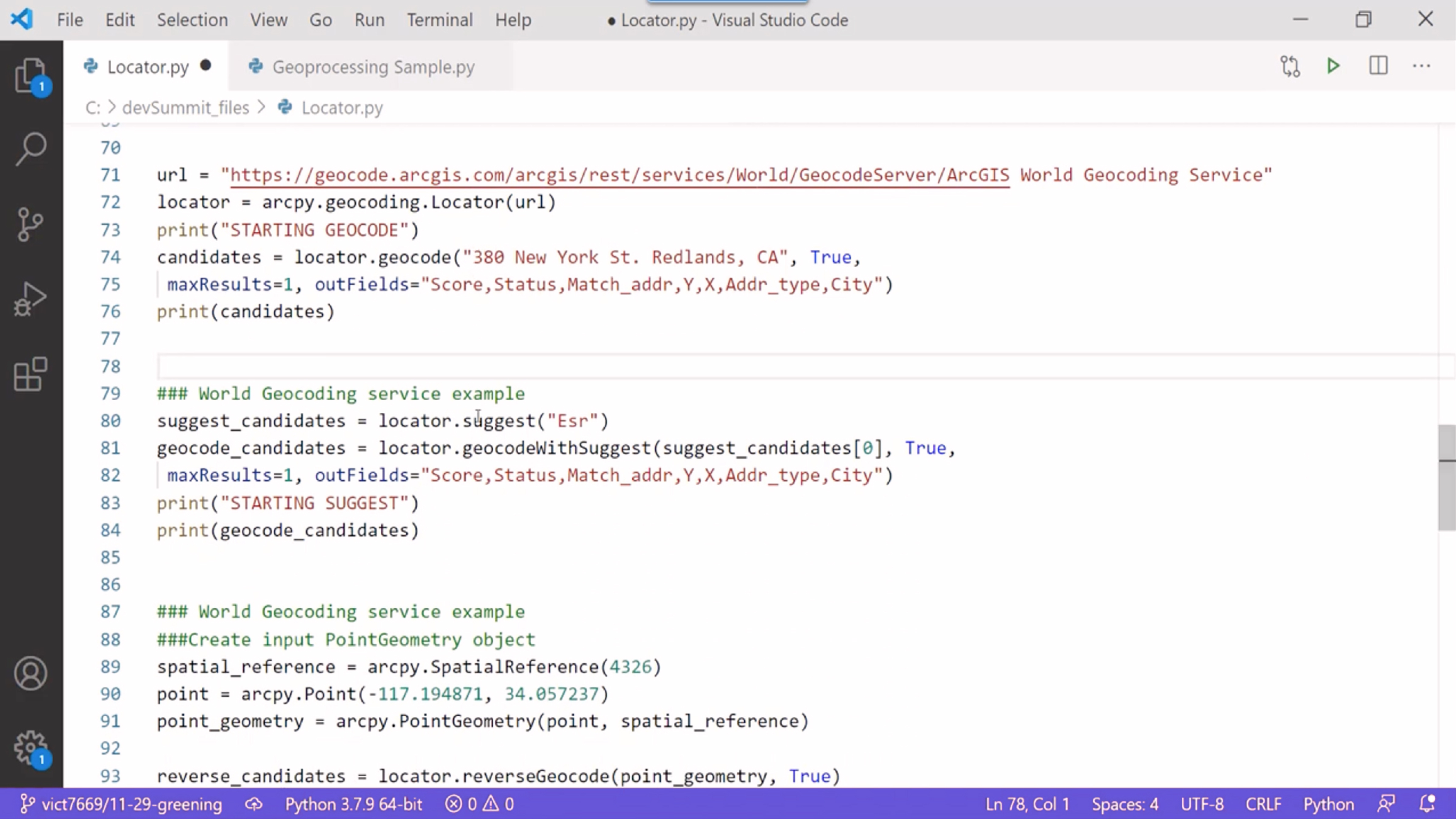 Texte noir et rouge sur un arrière-plan blanc représentant une interface web Visual Studio avec du code de développement 