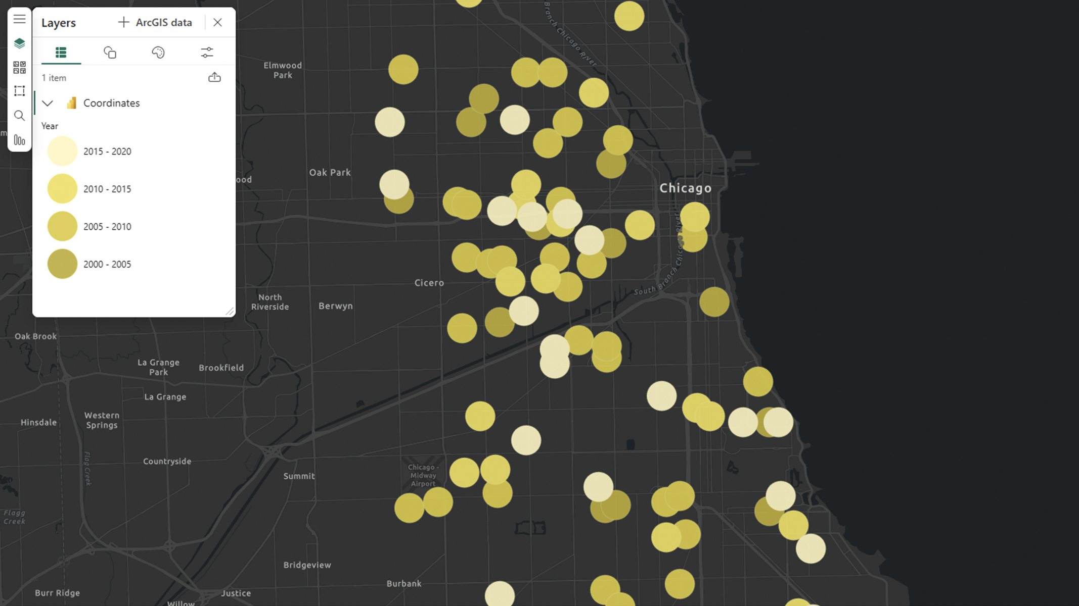 Rapport Power BI incluant une carte interactive de la région de Chicago sur laquelle les données de localisation sont représentées par des points dorés