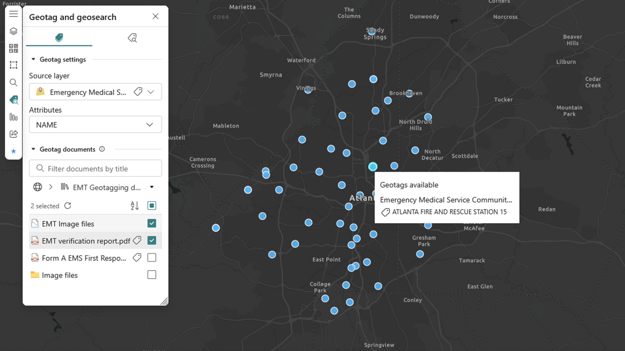 Carte en noir dans ArcGIS for SharePoint illustrant des points de données géolocalisés par des cercles bleus épars et une fenêtre contextuelle d’une balise de géolocalisation en encart