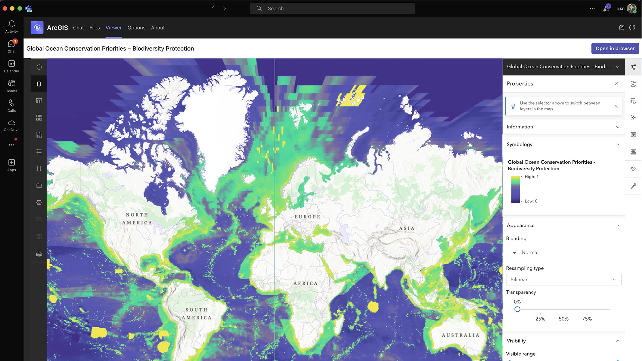 Carte du monde ouverte dans ArcGIS for Teams, les zones respectant un code couleur, et une barre latérale qui affiche les propriétés de la carte et des outils de personnalisation