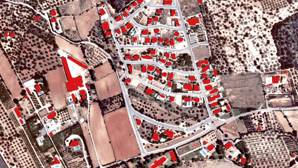 Modèle de détection des changements identifiant les nouveaux bâtiments construits dans les images satellite