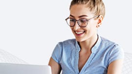 Jeune femme avec des lunettes utilisant un ordinateur portable